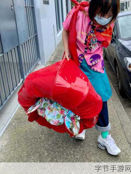 他把手探进我的衣服下摆：他在夜深人静时悄然将手探入我的衣服下摆，引发了一场无法预知的情感风暴