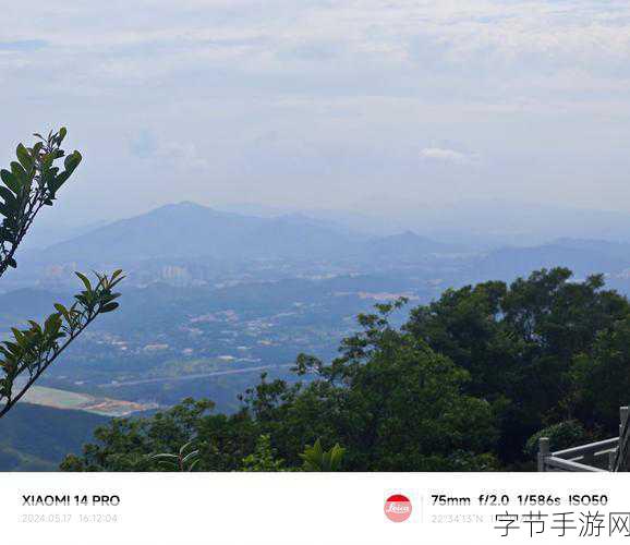 水帘白瀑如饥似渴一丛金黄：流动的水帘映照金黄光辉，似梦似幻如诗般绚烂。