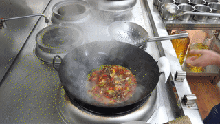 一边做饭一边躁狂高H动态图-厨房激情：边做饭边释放躁动心情的动态图鉴